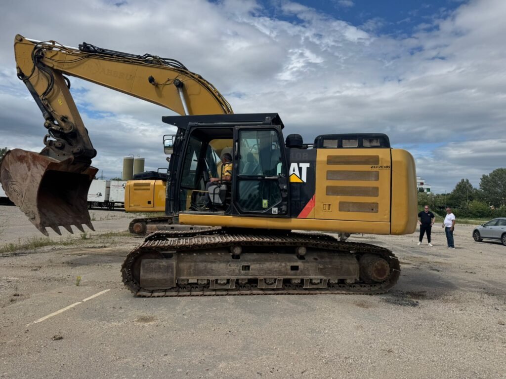 CAT 330F2